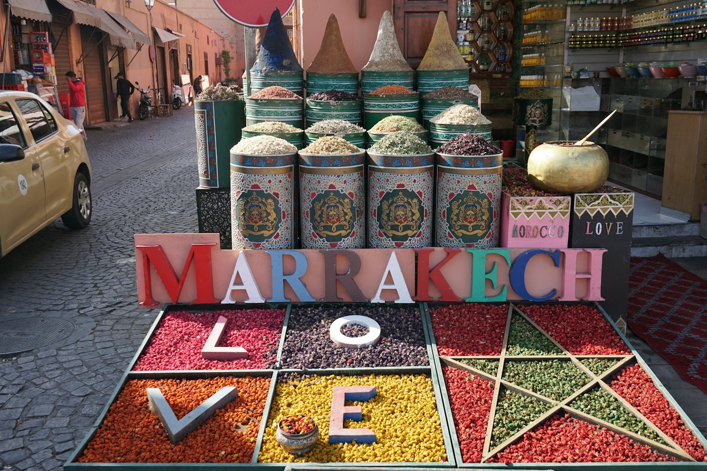 Spezie ed erbe sfuse esposte in un vivace mercato.
