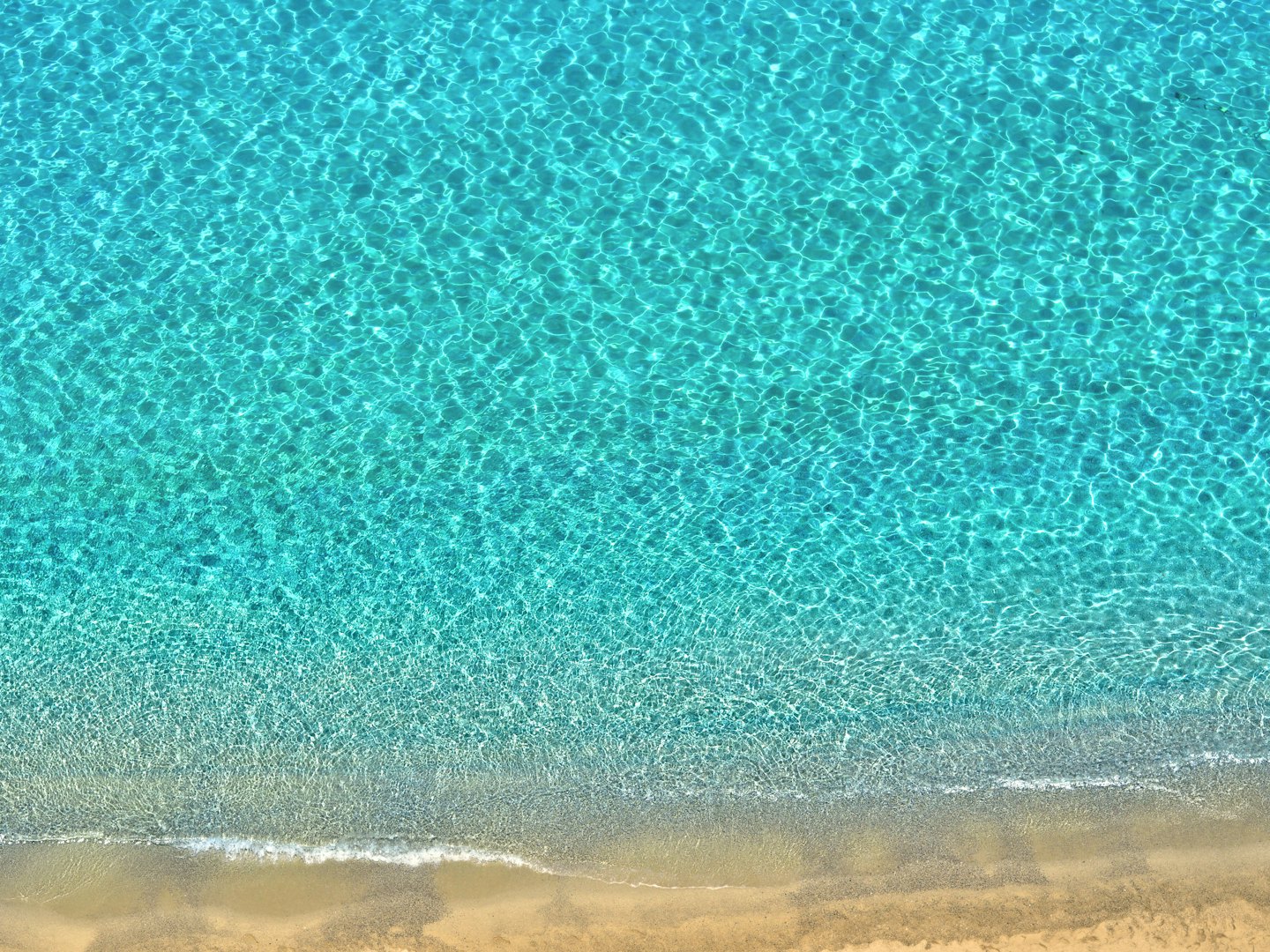 Onde dolci dell'oceano si infrangono su una spiaggia sabbiosa.